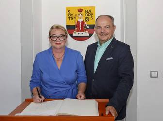 Katrin Budde und Oberbürgermeister Knut Kreuch © Lutz Ebhardt Katrin Budde und Oberbürgermeister Knut Kreuch mit dem goldenen Buch der Stadt Gotha, öffnet größere Ansicht.