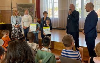 v.l.n.r.: Schulleiterin der Staatl. Grundschule "Andreas Reyher“, Karina Barufke; Schulleiterin der Staatl. Grundschule „Peter Andreas Hansen“ Anett Kreuzahler-Roth; Schulleiterin der Staatl. Grundschule „Ludwig Bechstein“ Anita Frölich; Schulamtsleiter des Staatlichen Schulamtes Westthüringen, Wolfram Abbé und der Beigeordnete der Stadt Gotha Peter Leisner Kinder halten Urkunden in der Hand, öffnet größere Ansicht.
