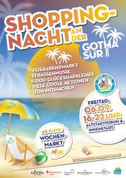 Plakat zur Shoppingnacht mit einem Liegestuhl am Strand, öffnet größere Ansicht