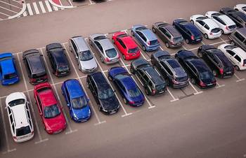 Luftbild eines Parkplatzes mit PKWs, öffnet größere Ansicht