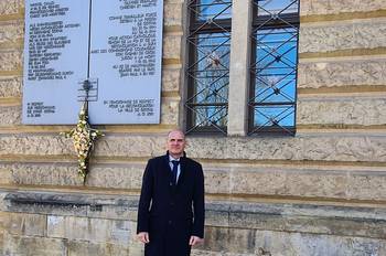 Bürgermeister Ulf Zillmann steht vor einer Sandsteindfassade mit Gedenktafel, öffnet größere Ansicht