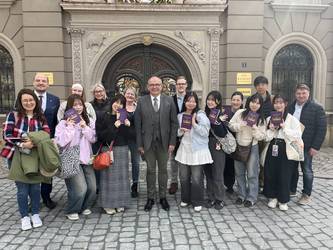 Gruppenbild mit den japanischen Studentinnen vor dem Rathaus, öffnet größere Ansicht