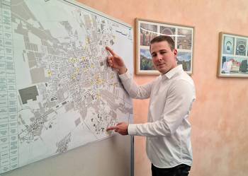 Baustellenkoordinator Herr Zick zeigt auf einen Stadtplan, öffnet größere Ansicht.