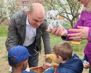Ein Mann und Kinder halten einen Osterkrorb, öffnet größere Ansicht