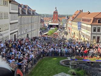 Viele Menschen stehen an einer Wasserkunstanlage, öffnet größere Ansicht