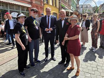 Gruppenbild auf einem Marktplatz, öffnet größere Ansicht