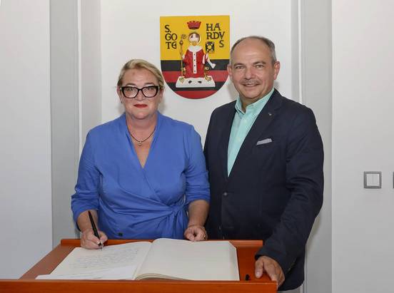 Katrin Budde und Oberbürgermeister Knut Kreuch © Lutz Ebhardt Katrin Budde und Oberbürgermeister Knut Kreuch mit dem goldenen Buch der Stadt Gotha, öffnet größere Ansicht.