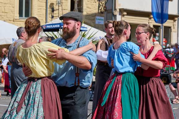 Vor genau einem Jahr war Gotha Gastgeberstadt der 58. EUROPEADE. © Uwe-Jens Igel Tanzende Paare in bunter Tracht, öffnet größere Ansicht.