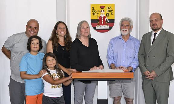 von rechts nach links: Beigeordneter Peter Leisner mit Richard Ruppel, Ehefrau Cathy und Tochter Sarah sowie Schwiegersohn und Enkelkindern beim Eintrag in das goldene Buch der Stadt © Lutz Ebhardt Beigeordneter Peter Leisner mit Richard Ruppel, Ehefrau Cathy und Tochter Sarah sowie Schwiegersohn und Enkelkindern beim Eintrag in das goldene Buch der Stadt, öffnet größere Ansicht