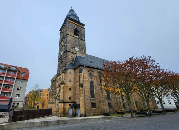 Eine Kirche auf einem Marktplatz, öffnet größere Ansicht