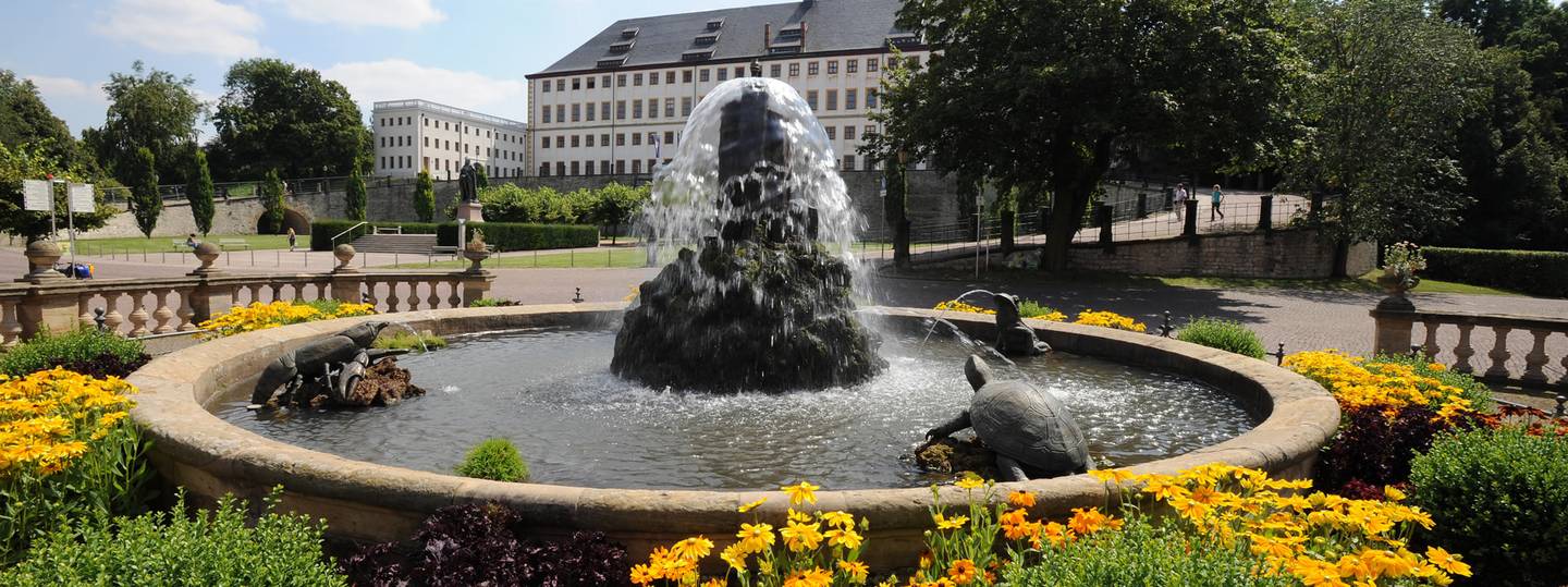 Schloss Friedenstein mit Brunnen der Wasserkunst im Vordergrund