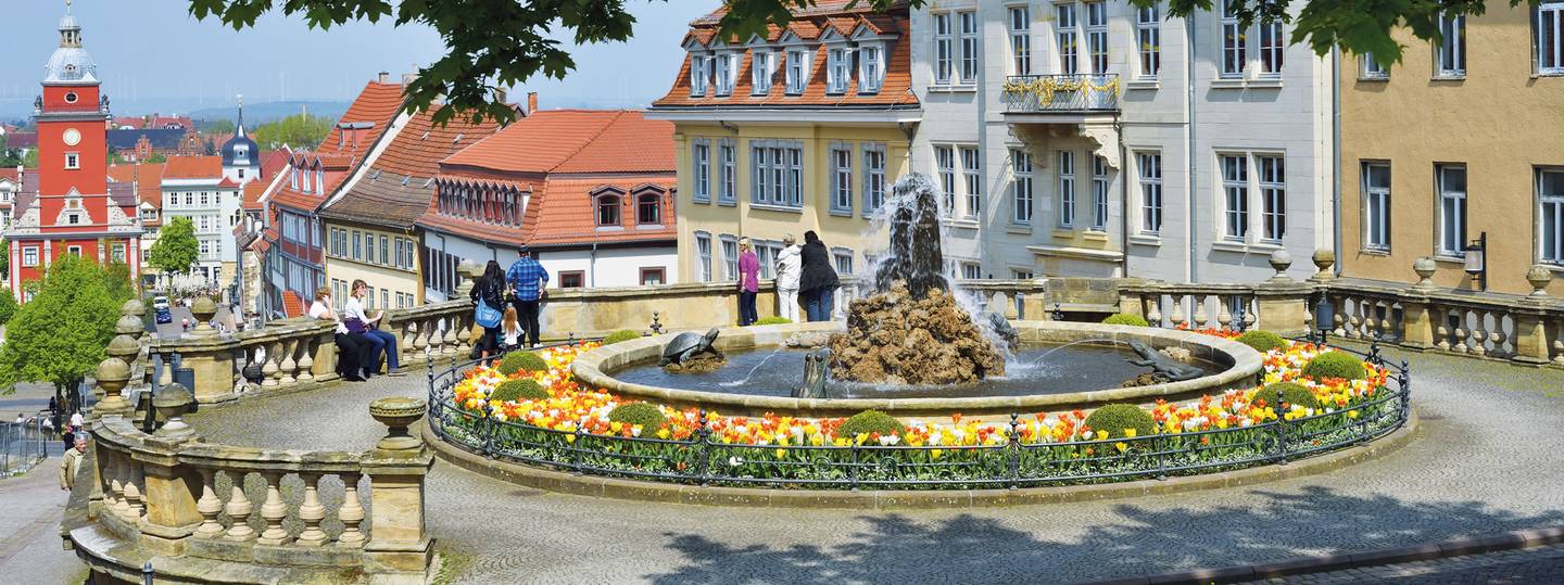 Wasserkunst mit Blick auf das Rathaus der Stadt Gotha