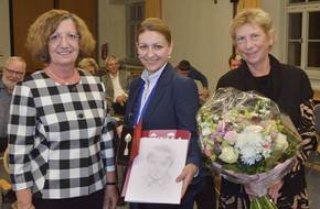 Hannah-Höch-Preisträgerin 2021 Michaela Barchevitch (Mitte) mit der Beigeordneten der Stadt Gotha, Marlies Mikolajczak (links) und Kerstin Tornow (Gleichstellungsbeauftragte der Stadt Gotha).