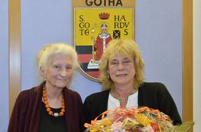 Lotte Reimers (links) wird mit dem Hannah-Höch-Ehrenpreis ausgezeichnet.