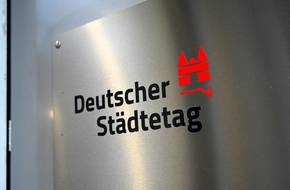 Logo Deutscher Städtetag auf einem Edelstahlschild