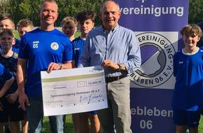 Oberbürgermeister Knut Kreuch übergibt einen Fördermittelbescheid in Höhe von 10.000 € an Spieler der Spielvereinigung Siebleben 06 e.V.