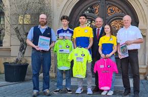 Gruppenbild mit Radsportnachwuchs und Oberbürgermeister Knut Kreuch vor dem Portal des Gothaer Rathauses.