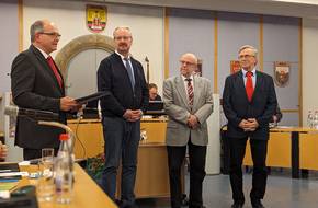 Werner Kukulenz, Rainer Richter und Bernd Fundheller erhalten von Oberbürgermeister Knut Kreuch die Ehrung.