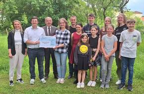 Gruppenbild mit Schülern der Gesamtschule Herzog Ernst und Oberbürgermeister Knut Kreuch und einem symbolischen Spendenscheck..