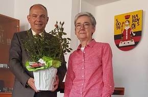 Oberbürgermeister Knut Kreuch und Vorsitzende der Anni-Berger Stiftung Marie-Luise Steube halten die neue Rose als Topfpflanze.