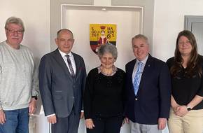 Gruppenbild vor Gotha-Wappen, öffnet größere Ansicht
