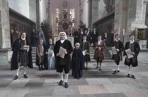 Gruppenbild histrosicher Figuren in einer Kirche, öffnet größere Ansicht