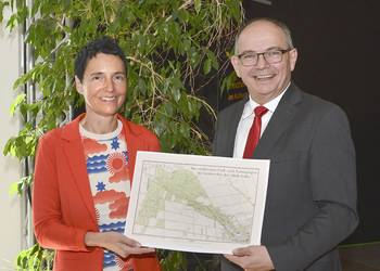Oberbürgermeister Knut Kreuch und Gartenamtsleiterin Claudia Heß zeigen eine historische Karte vom Arnoldigarten.