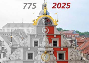 Giebel des historischen Rathauses mit den Zahlen 775 und 2025