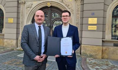 Thomas A. Herrig und Peter Leisner stehen vor dem Rathaus