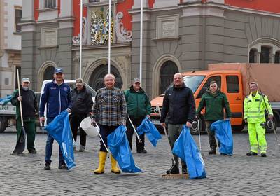 Die Stadtverwaltung mit Oberbürgermeister Knut Kreuch ruft zum Frühjahrsputz auf. © Pixabay Gruppenbild mit Oberbürgermeister Knut Kreuch und weiteren Mitarbeitern vor dem Rathaus in Gotha. Sie halten Besen, Mülleimer und blaue Müllsäcke.
