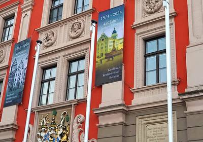 Zwei Bannerfahnen an der Fassade des Historischen Rathauses am Hauptmarkt