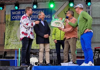 Übergabe des Staffelstabes für die 30. Jubiläumsveranstaltung an Oberbürgermeister Knut Kreuch gemeinsam und Candy Wetterhahn von der KulTourStadt Gotha GmbH.