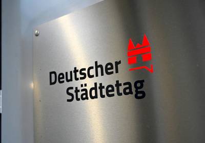 Logo Deutscher Städtetag © Deutscher Städtetag Logo Deutscher Städtetag auf einem Edelstahlschild