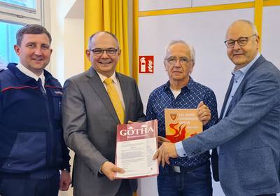 Amtsleiter Brandschutzamt Andreas Ritter, Oberbürgermeister Knut Kreuch, Kamerad Wolfgang Conrad und Der Vorsitzende des Stadtfeuerwehrverbandes Gotha e. V., Thomas Fröhlich zeigen die neue Festschrift.