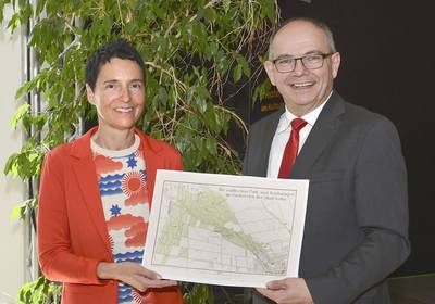 Oberbürgermeister Knut Kreuch und Gartenamtsleiterin Claudia Heß zeigen eine historische Karte vom Arnoldigarten. Oberbürgermeister Knut Kreuch und Gartenamtsleiterin Claudia Heß zeigen eine historische Karte vom Arnoldigarten.