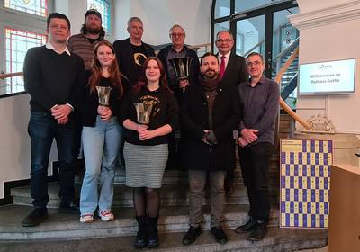 Gruppenbild mit Vereinsvertretern und Oberbürgermeister Knut Kreuch auf der Treppe des Foyers im Historischen Rathaus Gotha