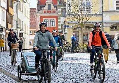 Klima-Bündnis-Kampagne Stadtradeln geht in die nächste Runde Mehrere Radfahrer und Radfahrerinnen fahren durch Gothas Innenstadt.