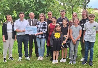 Die DURABLE Hunke & Jochheim GmbH & Co. KG spendete aus dem firmeninternen Honigverkauf 1.500 Euro an die Gesamtschule Herzog Ernst. Gruppenbild mit Schülern der Gesamtschule Herzog Ernst und Oberbürgermeister Knut Kreuch und einem symbolischen Spendenscheck..