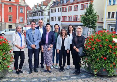 Gruppenbild vor Pelargoniensäulen auf dem Gothaer Hauptmarkt