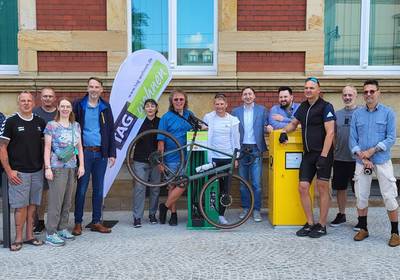 In der Bildmitte: Salzgitters Bürgermeister Stefan Klein, Regionalleiter Claudius Oleszak von der TAG Wohnen & Service GmbH und Bürgermeister Ulf Zillmann präsentieren die erste Fahrrad-Servicestation. 232 2024