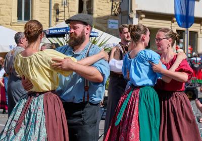 Vor genau einem Jahr war Gotha Gastgeberstadt der 58. EUROPEADE. © Uwe-Jens Igel Tanzende Paare in bunter Tracht, öffnet größere Ansicht.