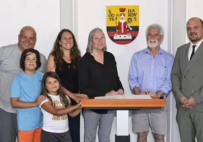 von rechts nach links: Beigeordneter Peter Leisner mit Richard Ruppel, Ehefrau Cathy und Tochter Sarah sowie Schwiegersohn und Enkelkindern beim Eintrag in das goldene Buch der Stadt © Lutz Ebhardt Beigeordneter Peter Leisner mit Richard Ruppel, Ehefrau Cathy und Tochter Sarah sowie Schwiegersohn und Enkelkindern beim Eintrag in das goldene Buch der Stadt, öffnet größere Ansicht