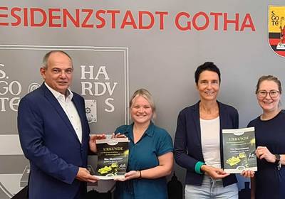Oberbürgermeister Knut Kreuch, Sachbearbeiterin Lisa Schmidt, Amtsleiterin Claudia Heß und Abteilungsleiterin Julia Zabel vom Gartenamt der Stadtverwaltung Gotha. Gruppenbild mit Urkunden, öffnet größere Ansicht