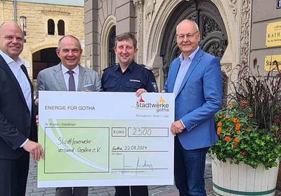 Übergabe des Spendenschecks Gruppenfoto mit symbolischen Spendenscheck, öffnet größere Ansicht