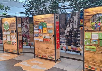 Ausstellung zum Thema "Nachhaltigkeit" Informationstafeln zum Thema Nachhaltigkeit stehen in einem Raum, öffnet größere Ansicht