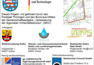 Bauschild mit Logos verschiedener Firmen, öffnet größere Ansicht