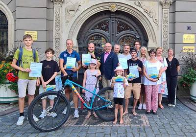 Gothaer Stadtradler vor dem Rathaus Gruppenbild mit Fahrrad vor dem Rathaus, öffnet größere Ansicht