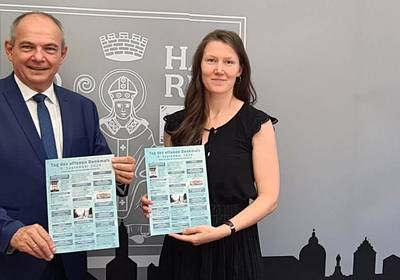 Oberbürgermeister Knut Kreuch und Stadtverwaltungsmitarbeiter Kläre Seemann präsentieren Flyer zum Tag des offenen Denkmals Oberbürgermeister Knut Kreuch und Stadtverwaltungsmitarbeiter Kläre Seemann präsentieren Flyer zum Tag des offenen Denkmals, öffnet größere Ansicht