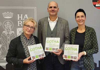Bürgermeister Ulf Zillmann, Gartenamtsleitern Claudia Heß (rechts) und Gartenamtsmitarbeiterin Frau Bittorf präsentieren die Broschüre 3 Personen zeigen eine Broschüre, öffnet größere Ansicht