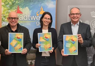 Präsentation des erfolgreichen GOTHA GUTSCHEINs Gruppenbild mit Bilderrahmen, öffnet größere Ansicht